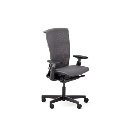 Czarny ergonomiczny fotel biurowy z szarą siateczką i regulowanymi podłokietnikami