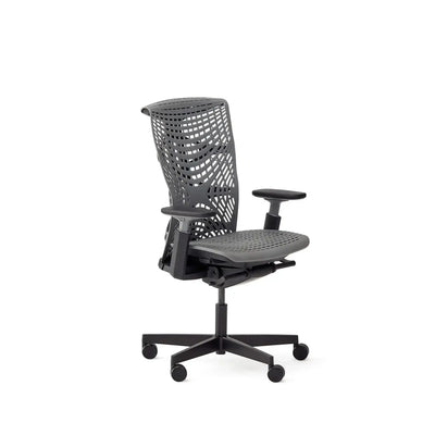 Szare ergonomiczne krzesło biurowe z regulowanymi podłokietnikami na kółkach