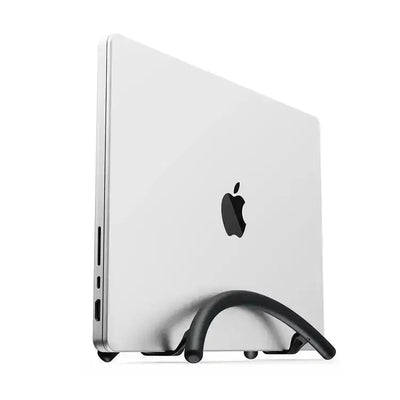 Czarny stojak biurowy na laptopa, elegancki aluminiowy notebook ustawiony pionowo