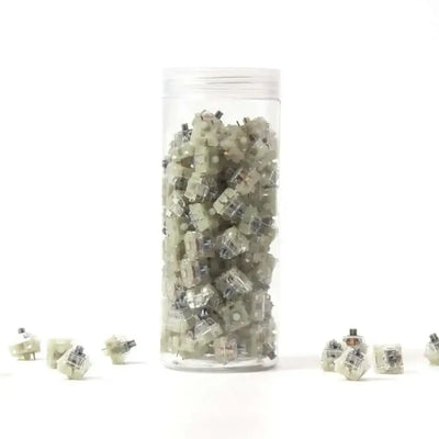 Przełączniki mechaniczne Cherry RGB Silver w przezroczystym pojemniku na białym tle