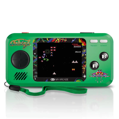 Zielona konsola retro do gier przenośnych z wyświetlaczem LCD i grą arcade na ekranie