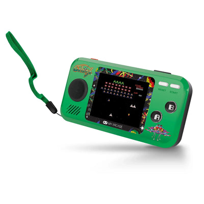 Zielona przenośna konsola retro z ekranem LCD i grą Galaga, przyciski i pasek na rękę