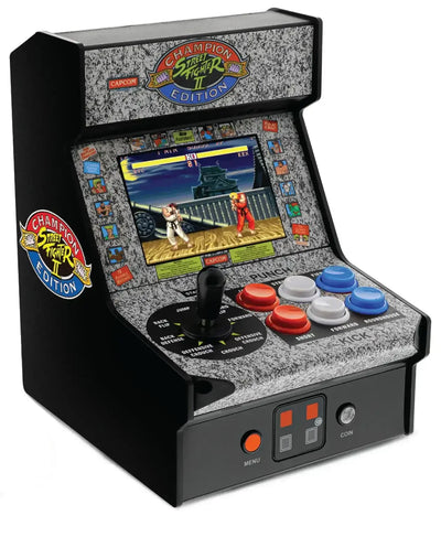 Mini automat arcade Street Fighter II z joystickiem i kolorowymi przyciskami do gier retro.