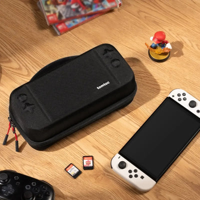 Pokrowiec na konsolę Nintendo Switch OLED z akcesoriami na drewnianym biurku