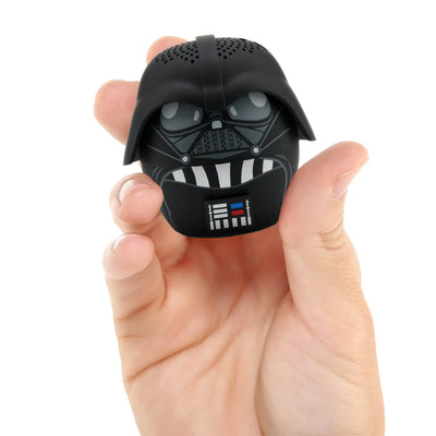 Mini głośnik Bluetooth w kształcie maski Darth Vadera trzymany w dłoni, akcesoria biurowe