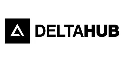 Logo Deltahub czarne na białym tle, akcesoria do biura i setupu komputerowego
