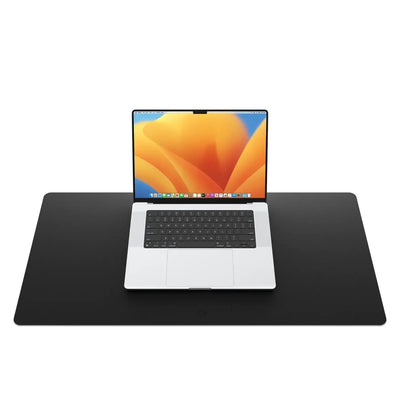 Czarna mata biurowa na biurko, na niej laptop, idealna do home office i desk setupu