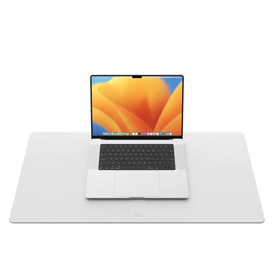 Szara mata na biurko z laptopem, akcesorium do nowoczesnego stanowiska pracy home office