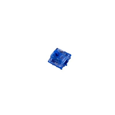 Niebieski switch mechaniczny 5-pin do klawiatury, widoczny na białym tle