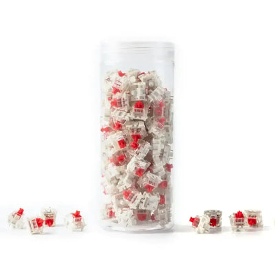 Czerwone switche mechaniczne w przezroczystym pojemniku, akcesoria do klawiatur