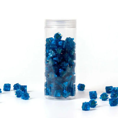 Niebieskie switche mechaniczne Gateron Ink V2 w przezroczystym opakowaniu na białym tle