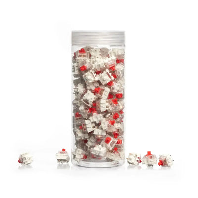 Zestaw czerwonych switchy mechanicznych w przezroczystym pojemniku na klawiaturę.