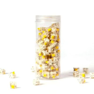 Przełączniki mechaniczne Gateron Silent Yellow w przezroczystym opakowaniu na białym tle