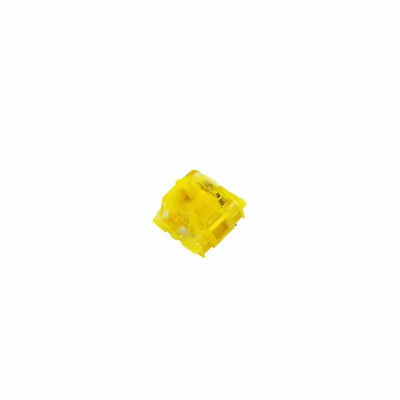 Żółty switch mechaniczny do klawiatury, przełącznik Gateron Phantom Yellow na białym tle