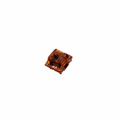 Brązowy switch mechaniczny do klawiatury na białym tle, akcesorium do desk setupu