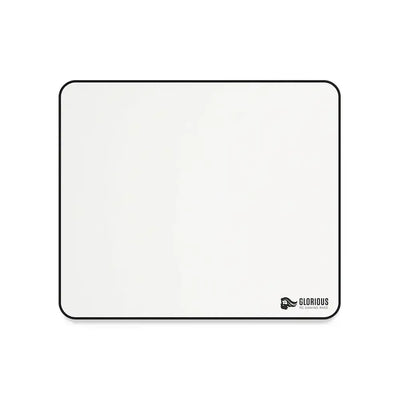 Biała podkładka pod mysz gamingowa z czarnym obszyciem, logo w prawym dolnym rogu