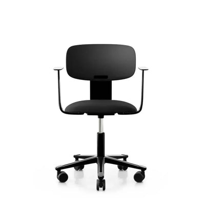 Czarne ergonomicznе krzesło biurowe na kółkach, minimalistyczny design, komfort do pracy w home office