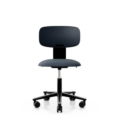 Czarne krzesło biurowe na kółkach, ergonomiczne, idealne do home office