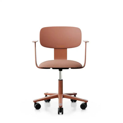 Brązowe krzesło biurowe na kółkach, ergonomiczne, z podłokietnikami, nowoczesny design