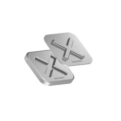 Dwa srebrne, metalowe stojaki biurkowe na akcesoria, minimalistyczny design