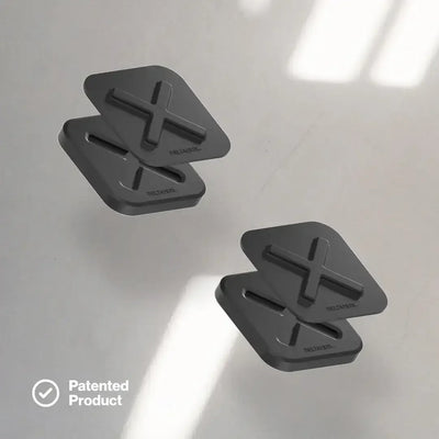 Dwa srebrne stojaki biurkowe do akcesoriów, minimalistyczny design, nowoczesne biuro.