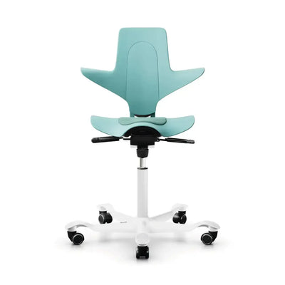 Ergonomiczne krzesło biurowe z niebieskim oparciem i białą podstawą na kółkach