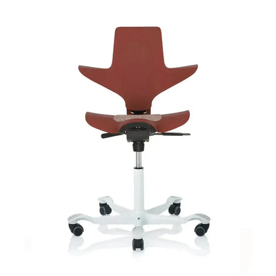Brązowe ergonomiczne krzesło biurowe na kółkach do home office, nowoczesny design.
