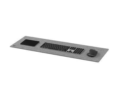 Szara mata biurowa z klawiaturą mechaniczną, myszką i tabletem do desk setupu.