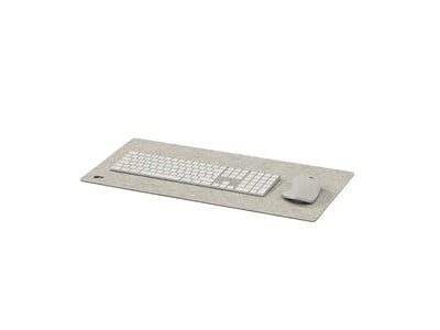 Biała klawiatura i mysz na szarej macie biurkowej, minimalistyczny desk setup