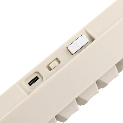 Port USB-C, przycisk zasilania i przełącznik na boku kremowej klawiatury mechanicznej