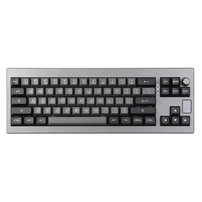 Klawiatura mechaniczna w aluminiowej obudowie, ciemne keycapy, biurowy desk setup