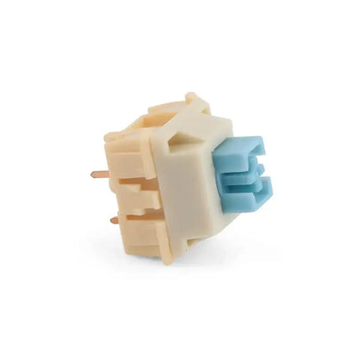 Niebieski switch do klawiatury mechanicznej na białym tle, akcesorium biurowe