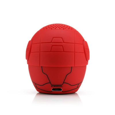 Czerwony głośnik Bluetooth w kształcie hełmu superbohatera z portem ładowania USB.