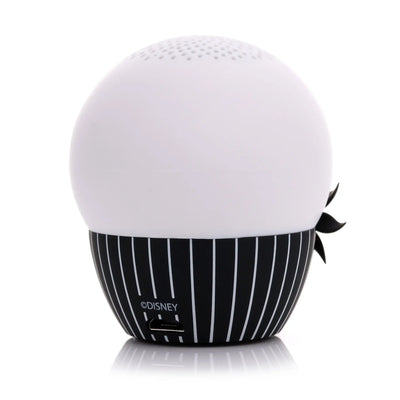 Głośnik Bluetooth w kształcie głowy Jacka Skellingtona z białą kopułą i czarną podstawą w paski.
