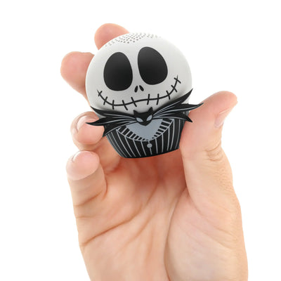 Miniaturowy głośnik Jack Skellington trzymany w dłoni, akcesorium biurowe do home office