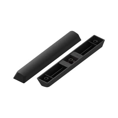Czarny keycap spacebar do klawiatury mechanicznej na białym tle, widok z góry i od spodu