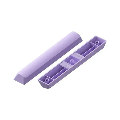 Fioletowy keycap spacebar do klawiatury mechanicznej, widok z góry i od spodu na białym tle