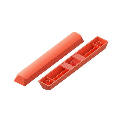 Pomarańczowy keycap spacebar do klawiatury mechanicznej na białym tle.