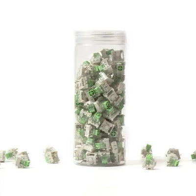 Przełączniki mechaniczne Kailh Box Jade do klawiatur w przezroczystym pojemniku na białym tle