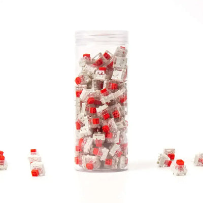 Przełączniki Kailh Box Red do klawiatury mechanicznej w przezroczystym pojemniku na białym tle