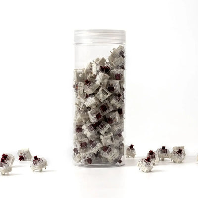 Zestaw mechanicznych switchy Kailh Speed Copper w przezroczystym pojemniku na białym tle