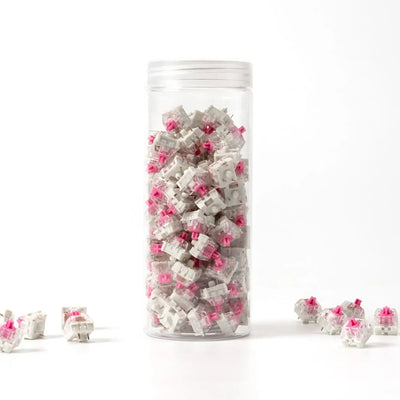 Zestaw różowych switchy Kailh Speed do klawiatur mechanicznych w przezroczystym opakowaniu.