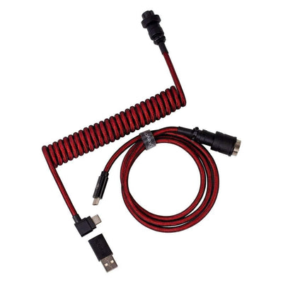 Czerwony kabel spiralny USB-C do klawiatury mechanicznej na białym tle
