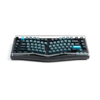 Pokrywa przeciwkurzowa na ergonomiczną klawiaturę mechaniczną z niebieskimi i szarymi keycapami.