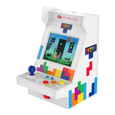 Biała mini konsola arcade z joystickiem i kolorowymi przyciskami, ekran z grą Tetris