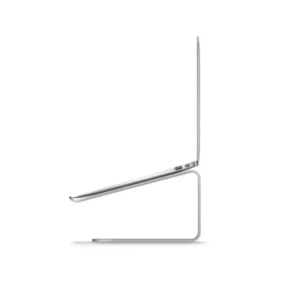 Srebrny stojak na laptopa do biurka, nowoczesny design, widok z boku na białym tle