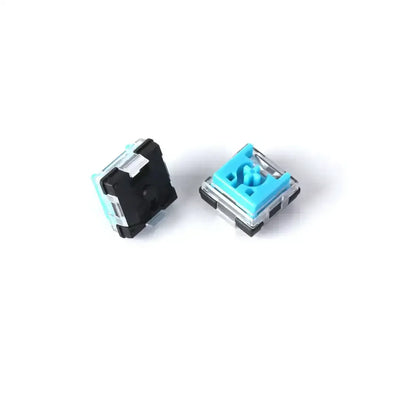 Niskoprofilowy niebieski switch optyczny do klawiatury mechanicznej na białym tle