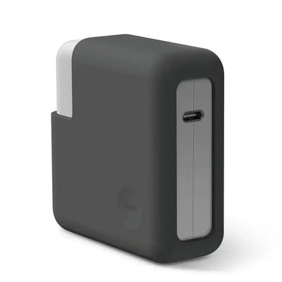 Czarna ładowarka USB-C do biura, minimalistyczny design, akcesorium do home office