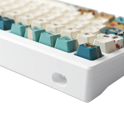 Biała klawiatura mechaniczna z niebieskimi i kremowymi keycapami, nowoczesny design