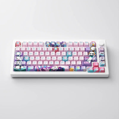 mechaniczna klawiatura z pastelowymi keycapami i motywem kotów, biurowy desk setup